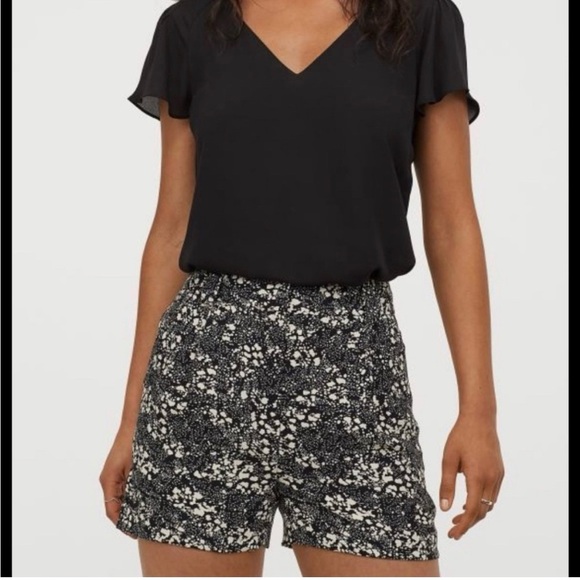 H&M Black And White Printed Tailored Shorts 4 NWT - Picture 1 of 8